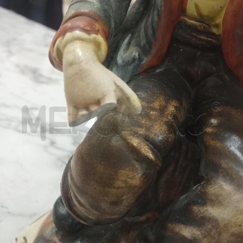 STATUINA CER RAGAZZO SEDUTO CAPODIMONTE DIFETTO MANO | Mercatino dell'Usato Benevento 2