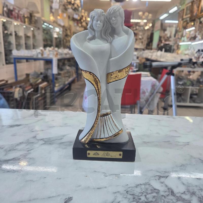 STATUINA PORCELLANA BIANCA FASCIA DORATA COPPIA DI FIDANZATI | Mercatino dell'Usato Benevento 1