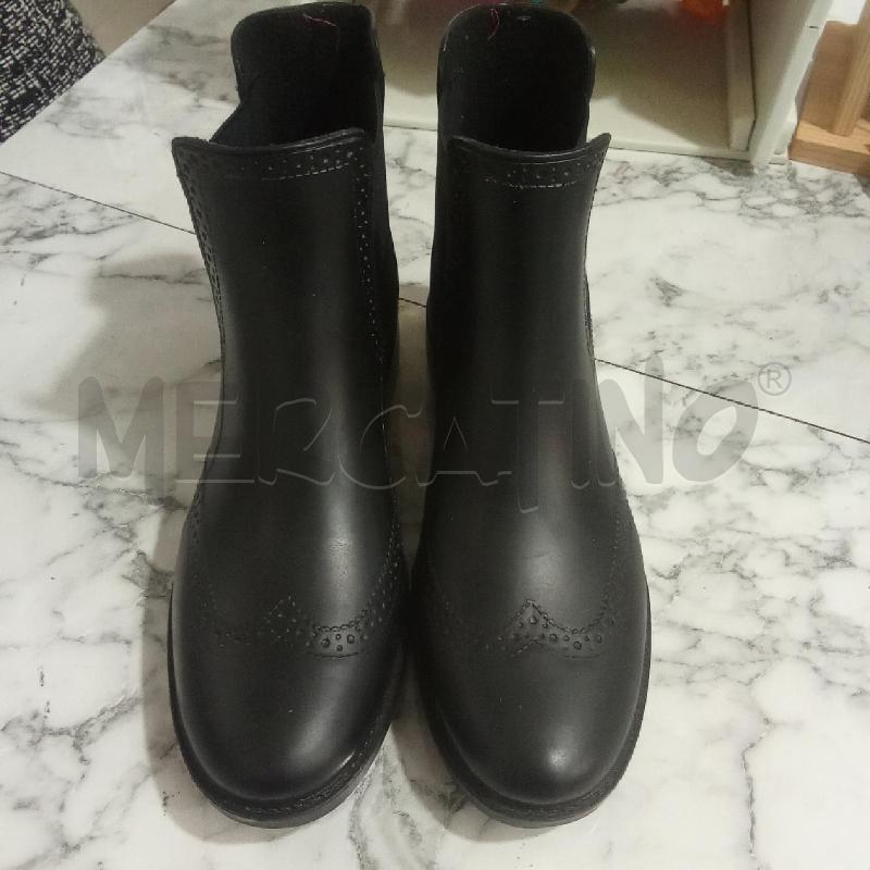 STIVALETTI DONNA NERI GOMMA CAMOMILLA TEXTURE PUNTINI IMPRESSI | Mercatino dell'Usato Benevento 1