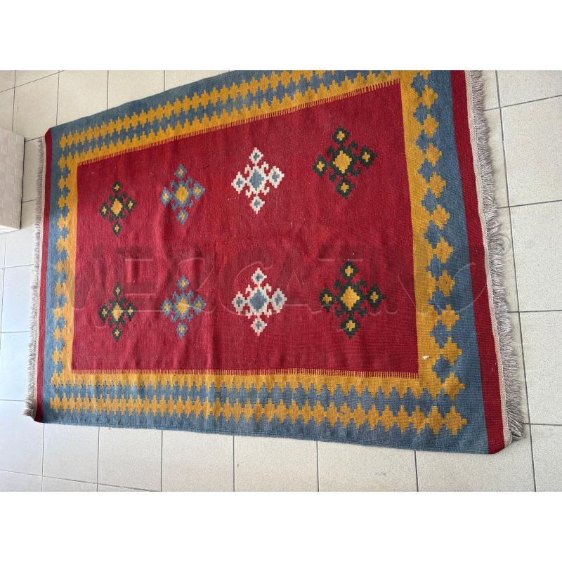 TAPPETO ROSSO CRONICE GIALLO AZZURRA SFRANGIATO MO0TIVO GEOMETRICO 187X135 | Mercatino dell'Usato Benevento 1