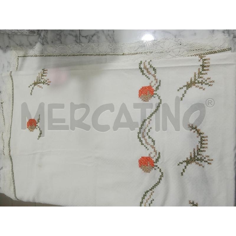 TOVAGLIA BIANCA RICAMI VERDI E ARANCIONI+12 TOVAGLIOLI | Mercatino dell'Usato Benevento 1
