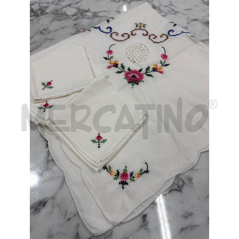 TOVAGLIETTA 80X80CM BIANCO CON RICAMO A MANO + 6 TOVAGLIOLI | Mercatino dell'Usato Benevento 1