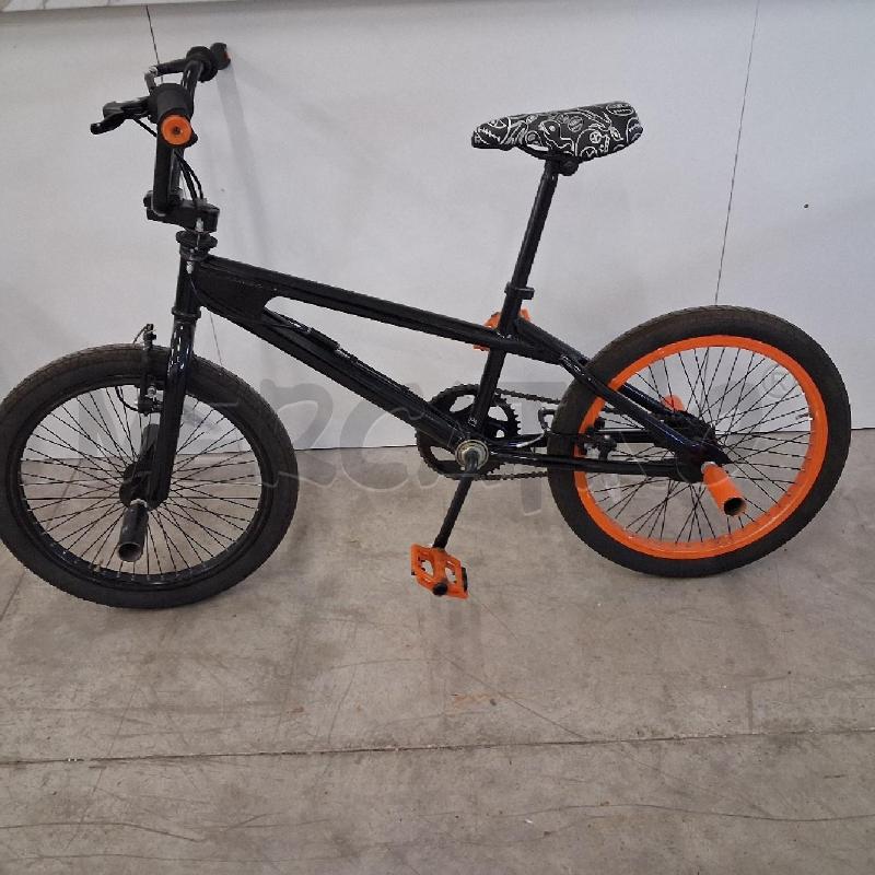 BICICLETTA UOMO NERA SUPPORTI FERRO ARANCIO  | Mercatino dell'Usato San giorgio del sannio 1