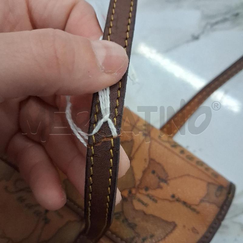 BORSA DONNA ALVIERO MARTINI POCHETTE FANTASIA MAPPA MANICO DIFETTO | Mercatino dell'Usato San giorgio del sannio 4