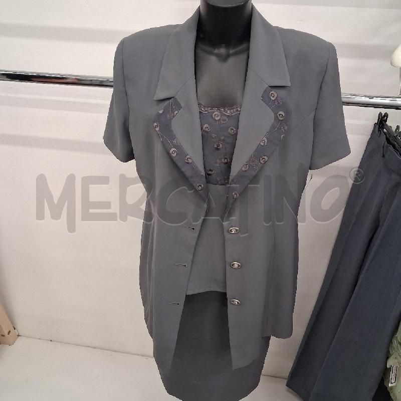 COMPLETO DONNA GRIGIO SCURO GIACCA TOP GONNA RICAMI  | Mercatino dell'Usato San giorgio del sannio 1