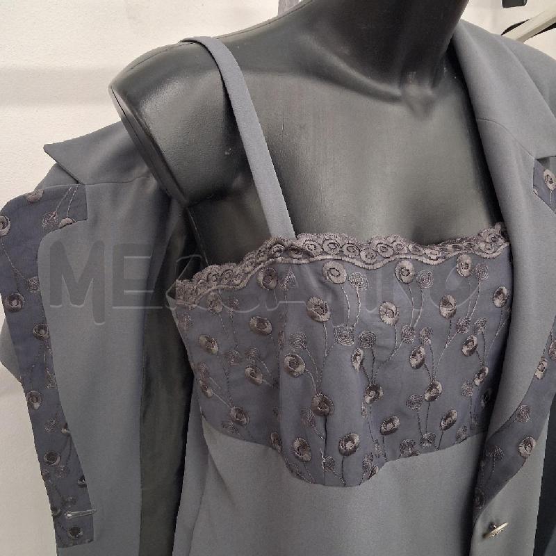 COMPLETO DONNA GRIGIO SCURO GIACCA TOP GONNA RICAMI  | Mercatino dell'Usato San giorgio del sannio 2