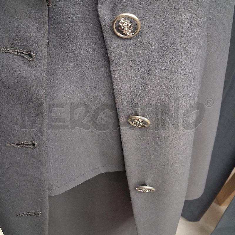 COMPLETO DONNA GRIGIO SCURO GIACCA TOP GONNA RICAMI  | Mercatino dell'Usato San giorgio del sannio 3