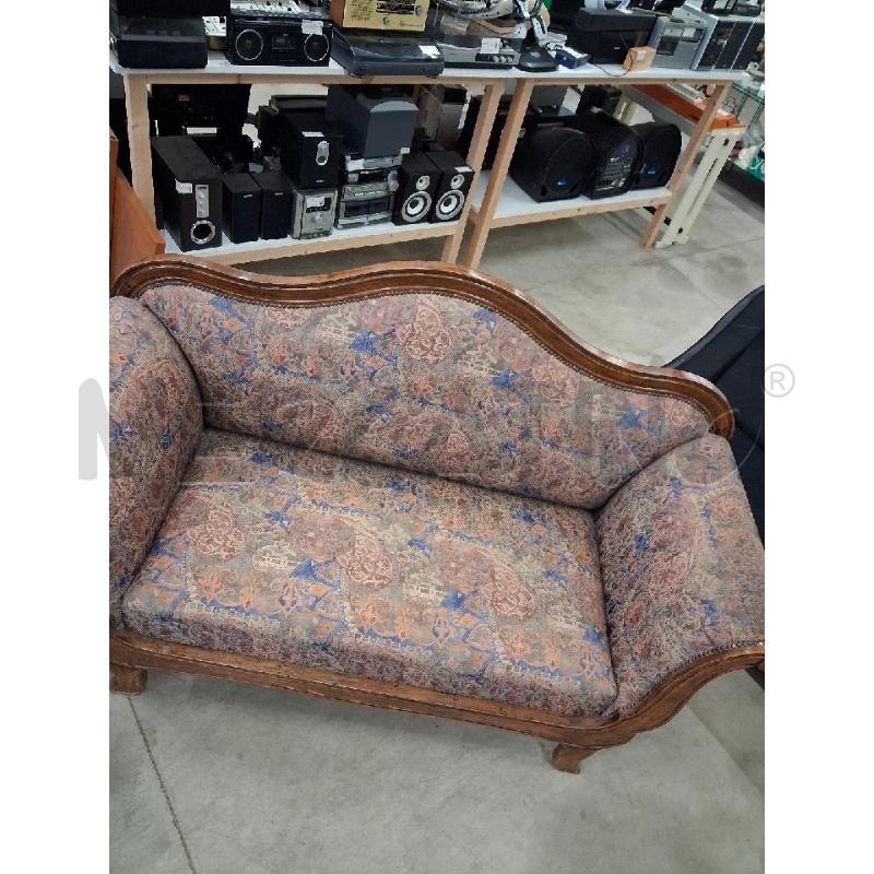 DIVANO STILE CHESTERFIELD BORCHIATO TESSUTO FANTASIA  | Mercatino dell'Usato San giorgio del sannio 1