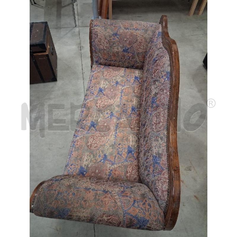 DIVANO STILE CHESTERFIELD BORCHIATO TESSUTO FANTASIA  | Mercatino dell'Usato San giorgio del sannio 2