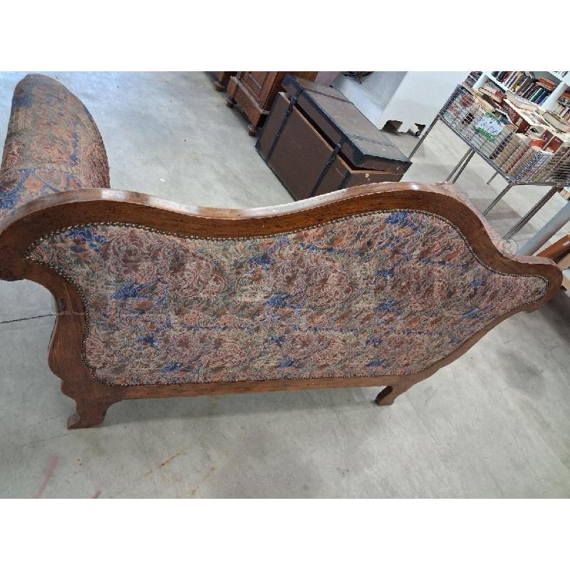 DIVANO STILE CHESTERFIELD BORCHIATO TESSUTO FANTASIA  | Mercatino dell'Usato San giorgio del sannio 3