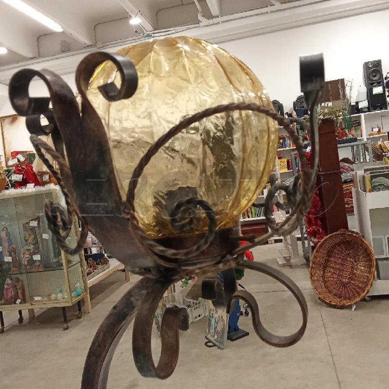 LAMPADA FERRO BATTUTO VETRO AMBRATO  | Mercatino dell'Usato San giorgio del sannio 3