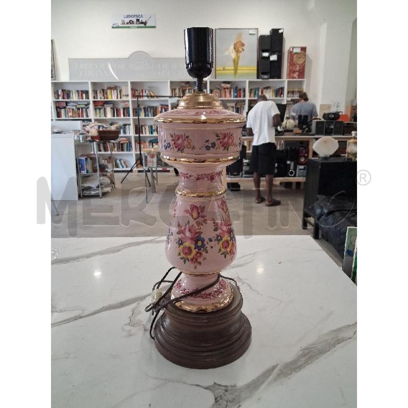 LAMPA SOLARE PORCELLANA ROSA FIORI BASE LEGNO  | Mercatino dell'Usato San giorgio del sannio 1