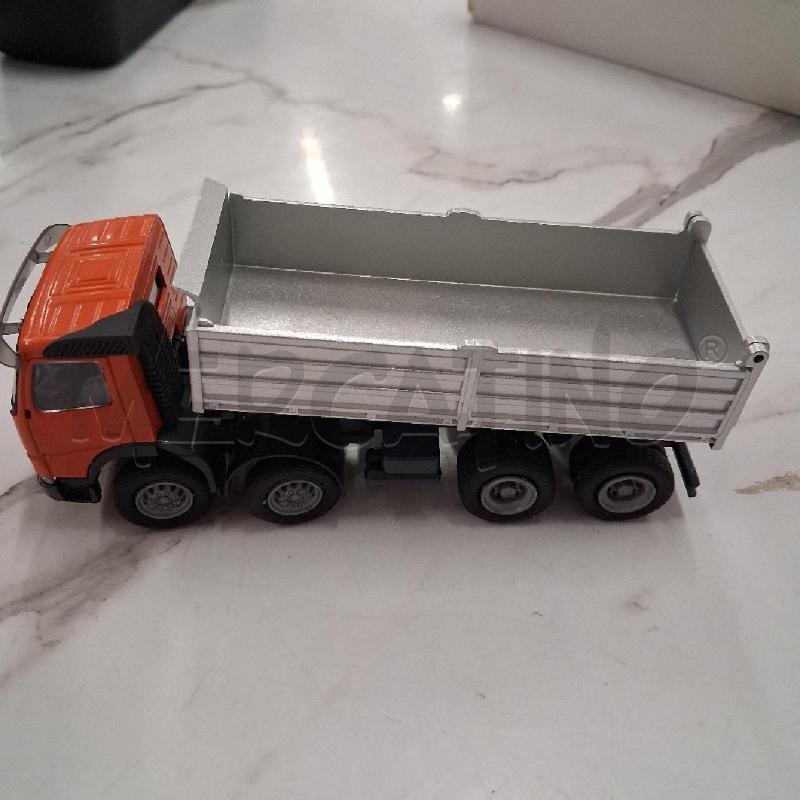 MODELLINO CAMION ARANCIO CON RIBALTA  | Mercatino dell'Usato San giorgio del sannio 1