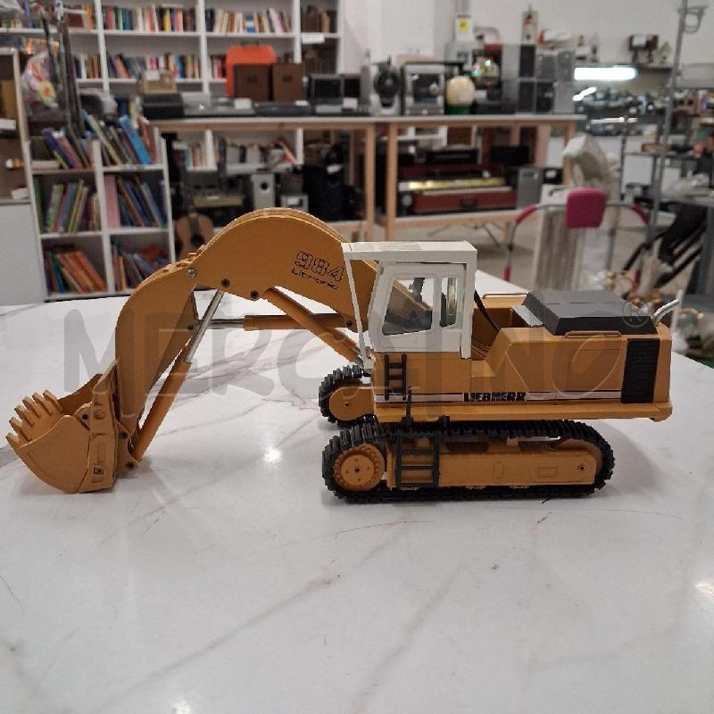 MODELLINO ESCAVATORE 984 GIALLO  | Mercatino dell'Usato San giorgio del sannio 4