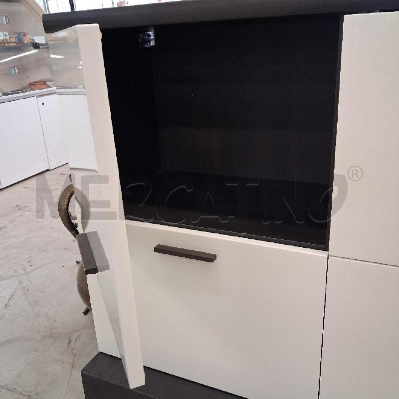 PARETE ATTREZZATA VENATA BIANCA ANTE VETRINA  | Mercatino dell'Usato San giorgio del sannio 4