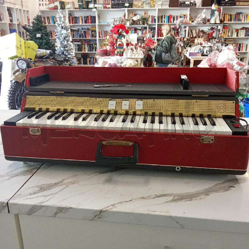 PIANOLA MUSICALE DA VIAGGIO BIANCA ROSSA  | Mercatino dell'Usato San giorgio del sannio 1