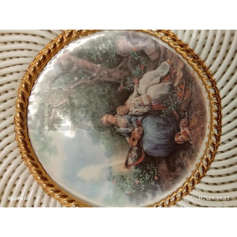 PIATTO APPENDINO PORCELLANA RIGO DORATO SCENA ROMANTICA  | Mercatino dell'Usato San giorgio del sannio 3