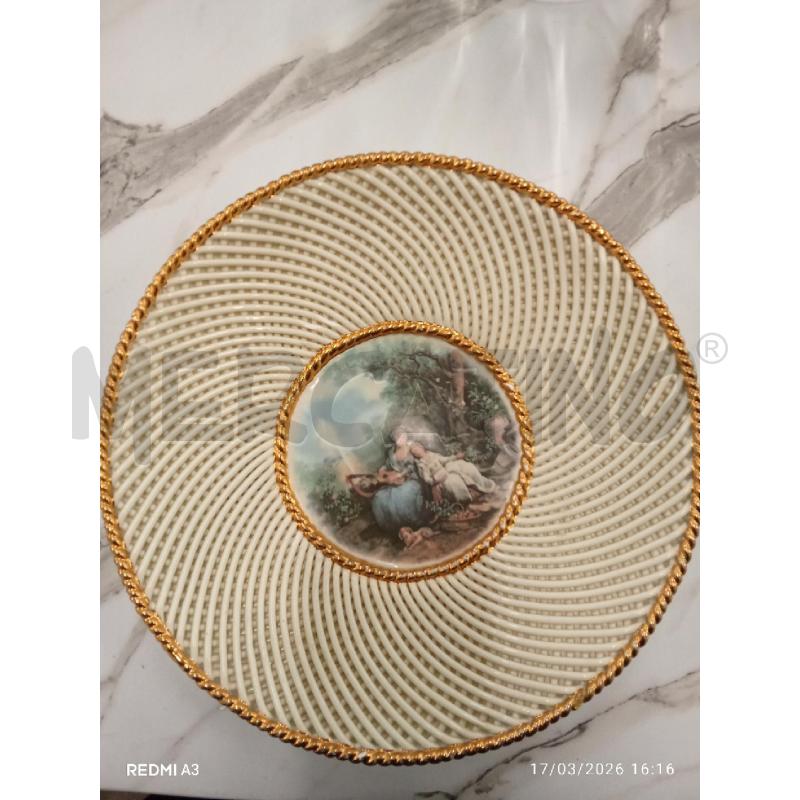 PIATTO PORCELLANA BORDINO DORATO DISEGNO DONNA  | Mercatino dell'Usato San giorgio del sannio 1