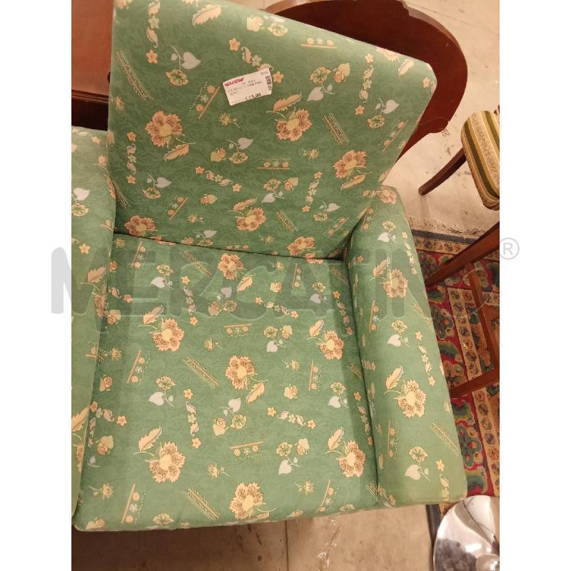 POLTRONA STOFFA FIORI VERDI  | Mercatino dell'Usato San giorgio del sannio 1