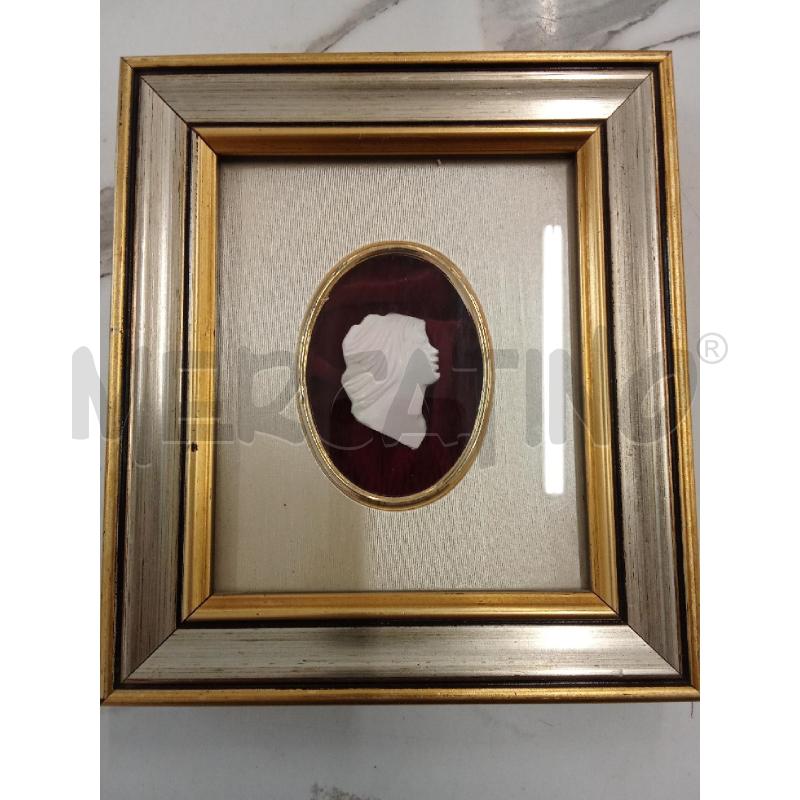 QUADRO CAMMEO BIANCO VELLUTO ROSSO CORNIC DORATA  | Mercatino dell'Usato San giorgio del sannio 1