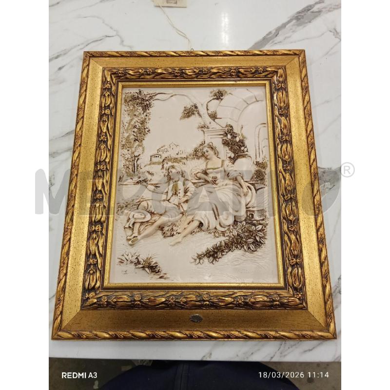 QUADRO C DORATA BASSORILIEVO RESINA ROMANTICO | Mercatino dell'Usato San giorgio del sannio 1