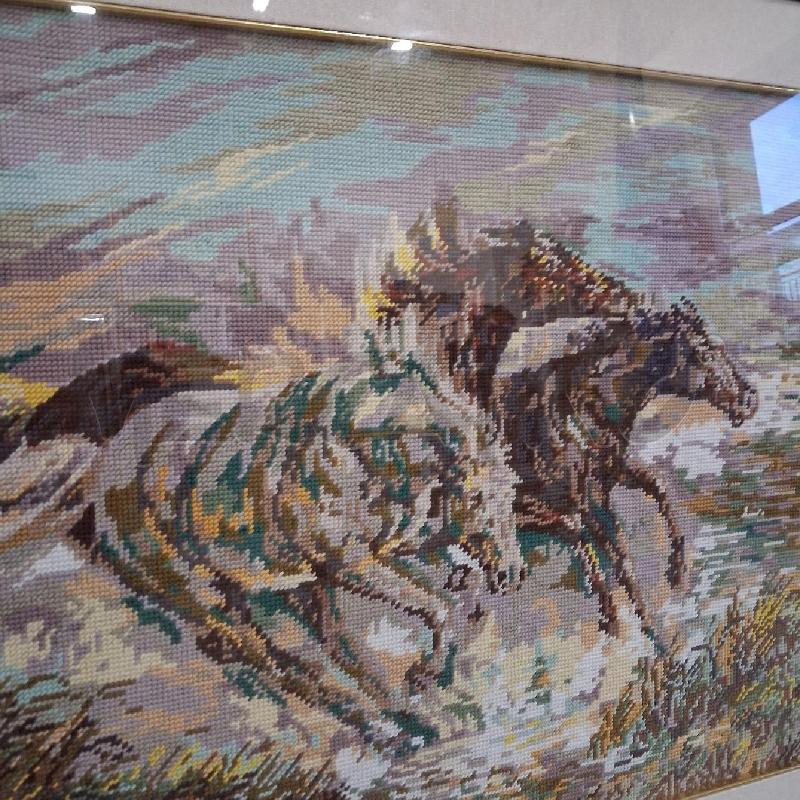 QUADRO C DORATA MEZZO PUNTO CAVALLO | Mercatino dell'Usato San giorgio del sannio 2