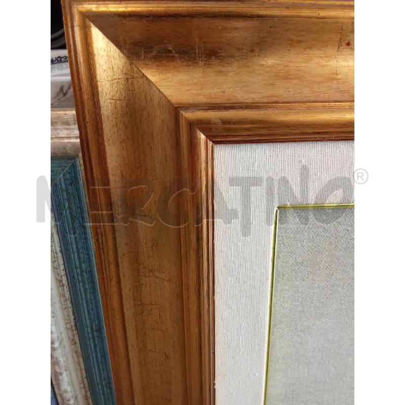 QUADRO C DORATA VASO CON ROSELLINE BIANCHE  | Mercatino dell'Usato San giorgio del sannio 4