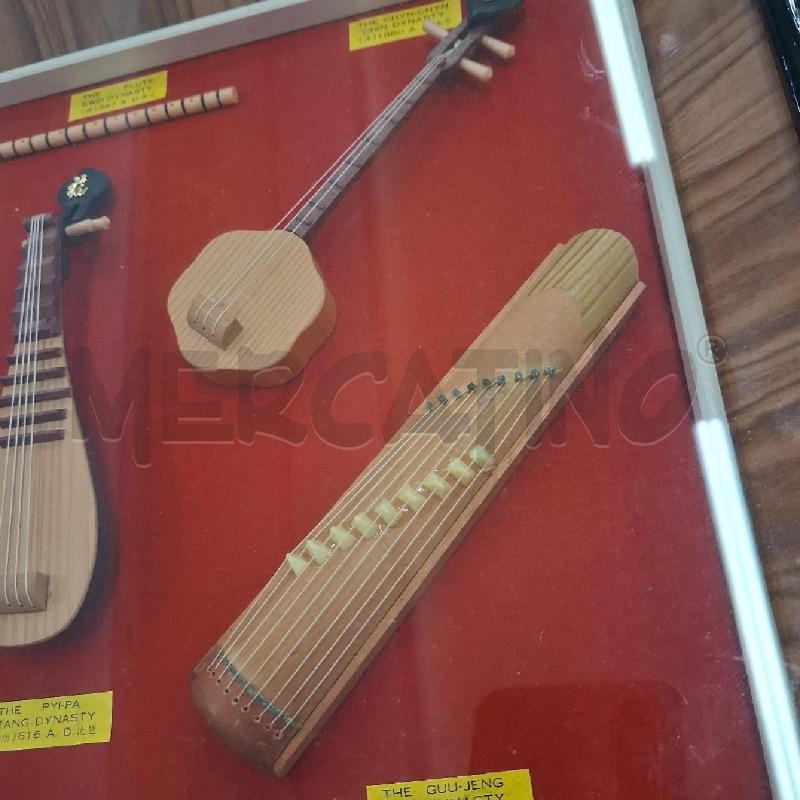 QUADRO C LEGNO MINIATURE MANDOLINI  | Mercatino dell'Usato San giorgio del sannio 4