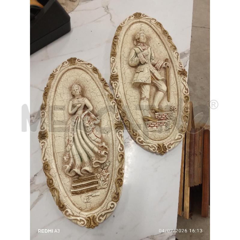 QUADRO OVALE GESSO RILIEVO DAMA CAVALIERE  | Mercatino dell'Usato San giorgio del sannio 1