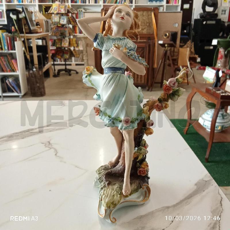 SCULTURA BAMBINA VESTITO AZZURRO FIORI AL VENTO CAPODIMONTE  | Mercatino dell'Usato San giorgio del sannio 1