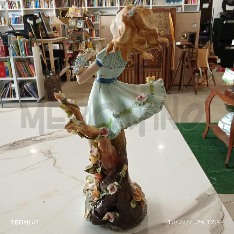 SCULTURA BAMBINA VESTITO AZZURRO FIORI AL VENTO CAPODIMONTE  | Mercatino dell'Usato San giorgio del sannio 2