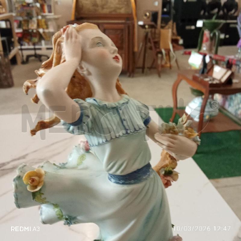 SCULTURA BAMBINA VESTITO AZZURRO FIORI AL VENTO CAPODIMONTE  | Mercatino dell'Usato San giorgio del sannio 3