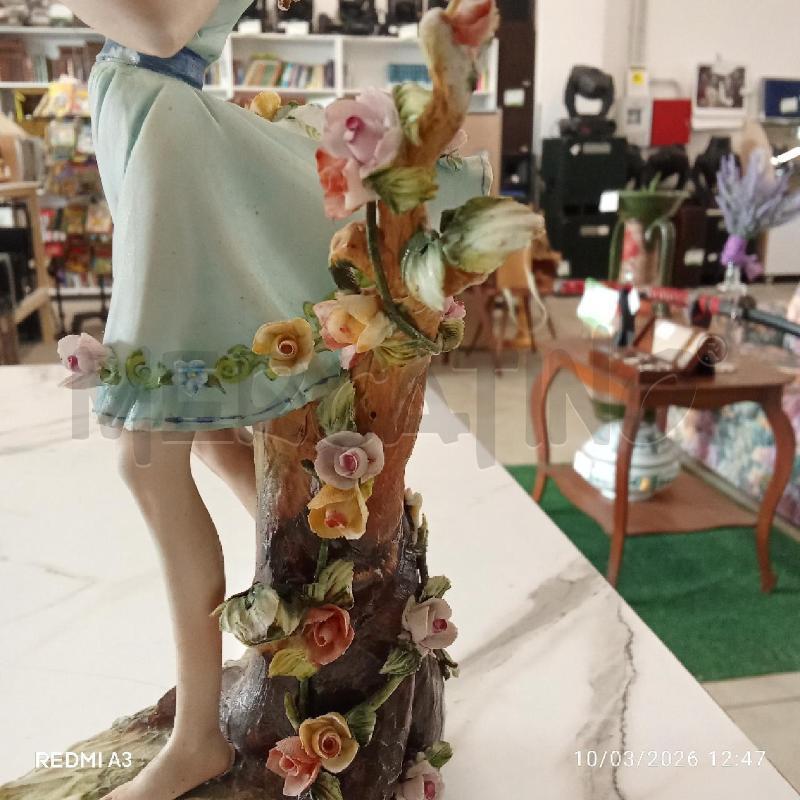 SCULTURA BAMBINA VESTITO AZZURRO FIORI AL VENTO CAPODIMONTE  | Mercatino dell'Usato San giorgio del sannio 4