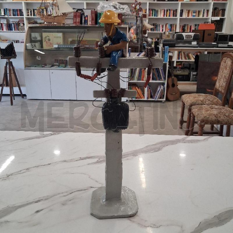 SCULTURA PICCOLA ELETTRICISTA TRALICCIO  | Mercatino dell'Usato San giorgio del sannio 1