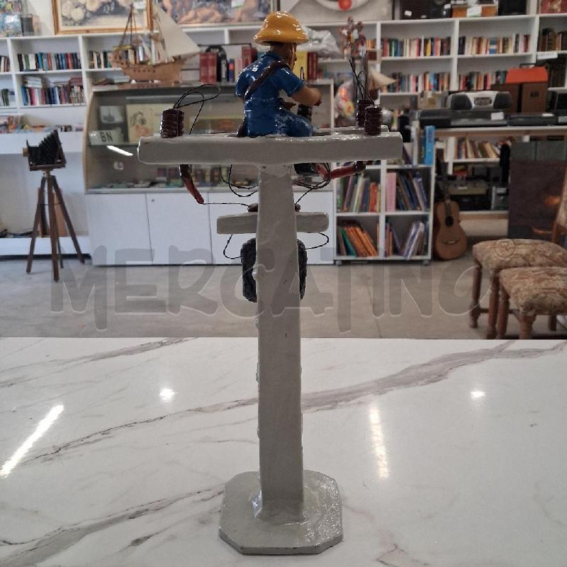 SCULTURA PICCOLA ELETTRICISTA TRALICCIO  | Mercatino dell'Usato San giorgio del sannio 2
