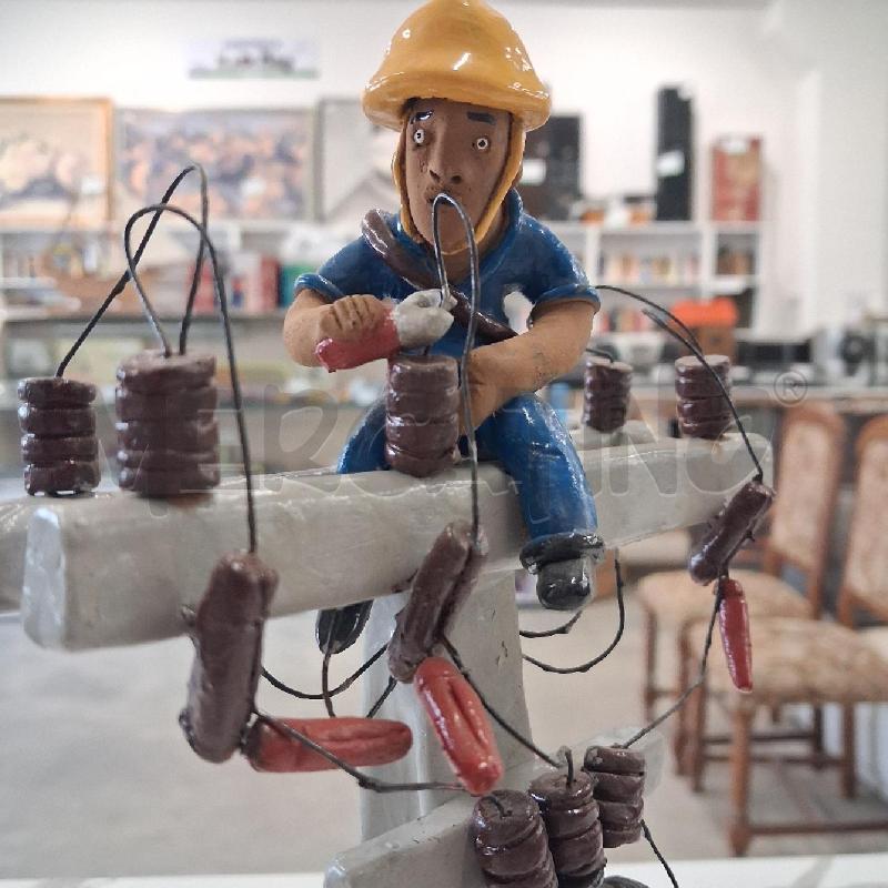 SCULTURA PICCOLA ELETTRICISTA TRALICCIO  | Mercatino dell'Usato San giorgio del sannio 3