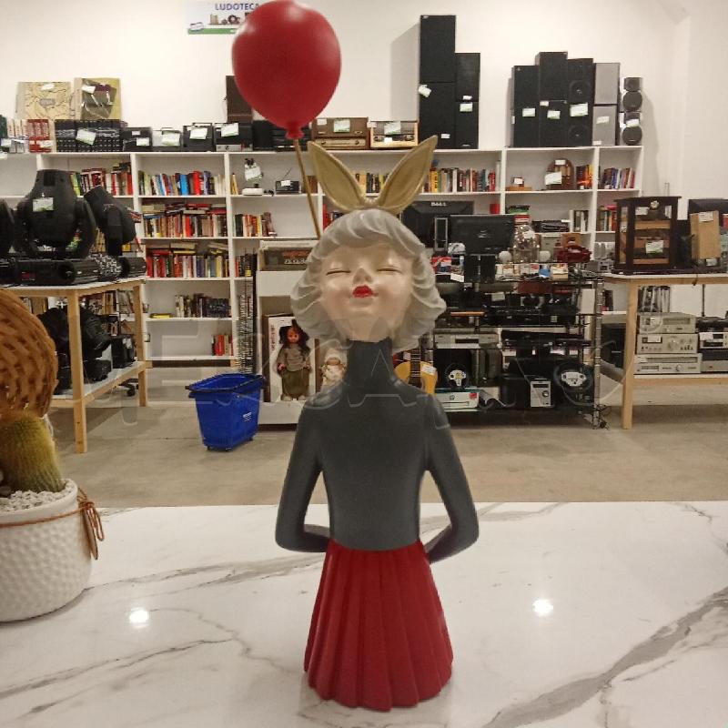 SCULTURA RAGAZZA CERCHIETRTO CONIG PALLOCINO ROSSO RESINA  | Mercatino dell'Usato San giorgio del sannio 1
