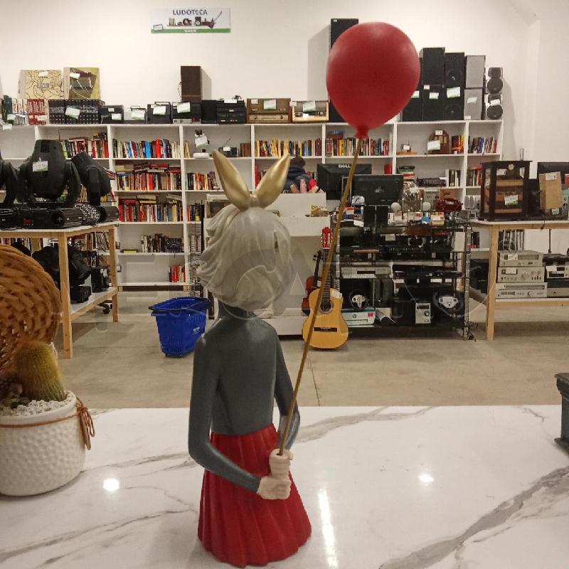 SCULTURA RAGAZZA CERCHIETRTO CONIG PALLOCINO ROSSO RESINA  | Mercatino dell'Usato San giorgio del sannio 2