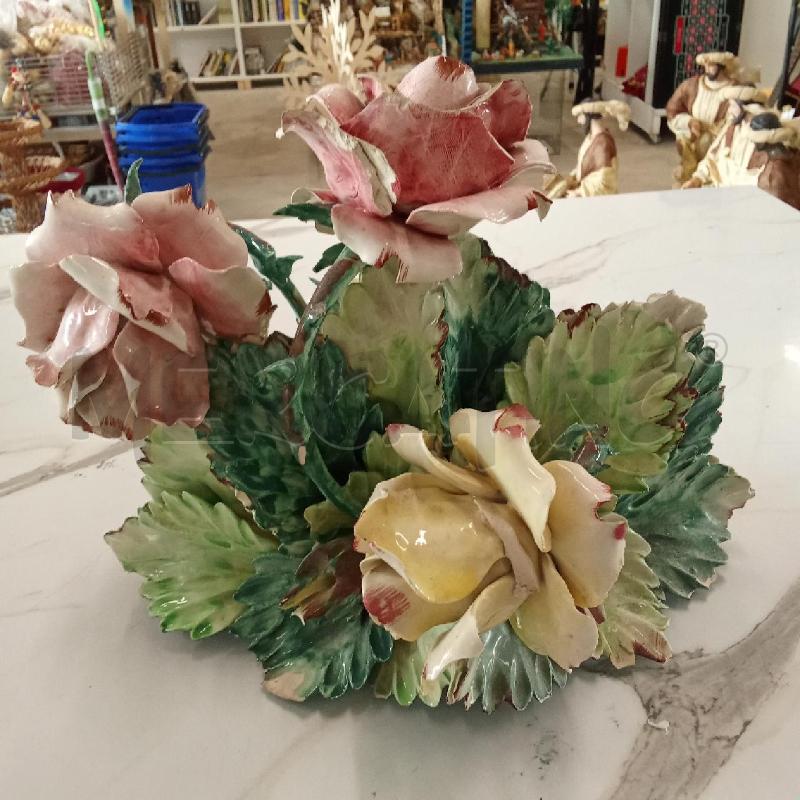SOPRAMMOBILE STILE CAPODIMONTE ROSELLINE DIFETTI | Mercatino dell'Usato San giorgio del sannio 1