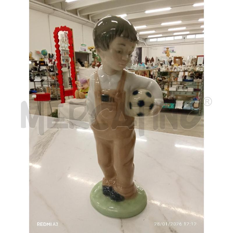 STATUINA BAMBINO PALLONE NAO  | Mercatino dell'Usato San giorgio del sannio 1