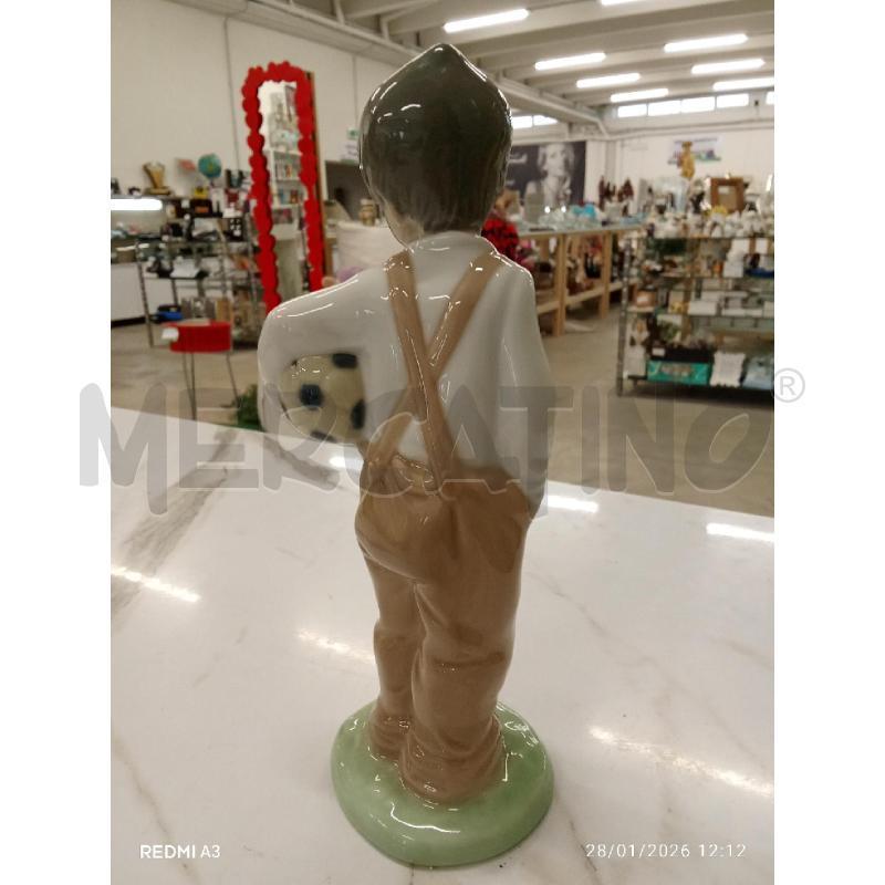 STATUINA BAMBINO PALLONE NAO  | Mercatino dell'Usato San giorgio del sannio 2