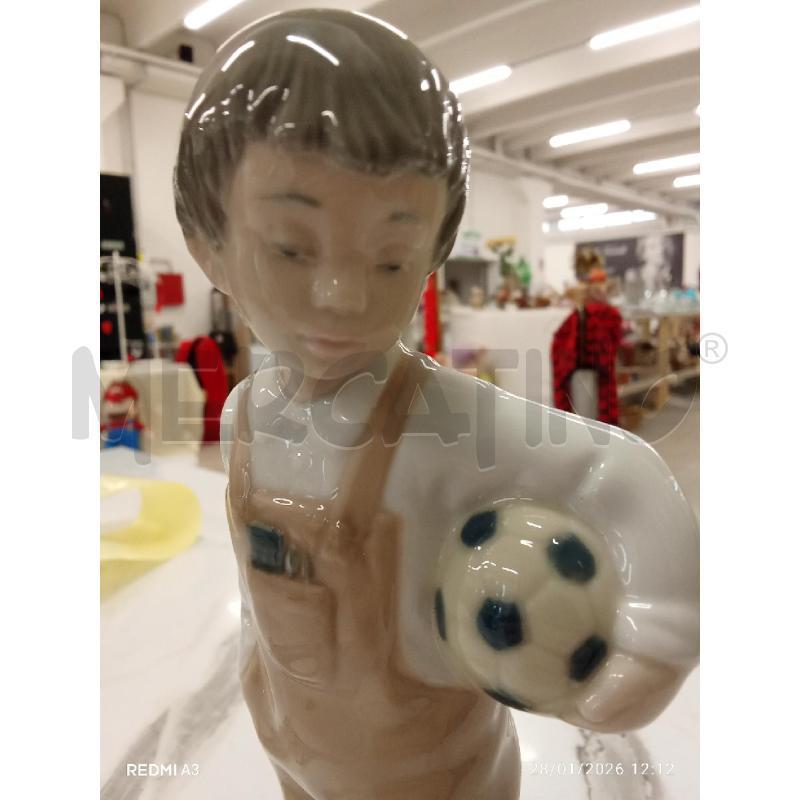 STATUINA BAMBINO PALLONE NAO  | Mercatino dell'Usato San giorgio del sannio 3