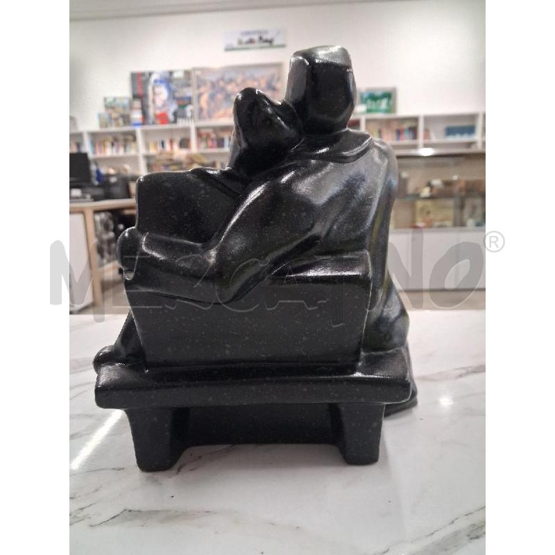 STATUINA NERA RAGAZZI CERAMICA  | Mercatino dell'Usato San giorgio del sannio 2