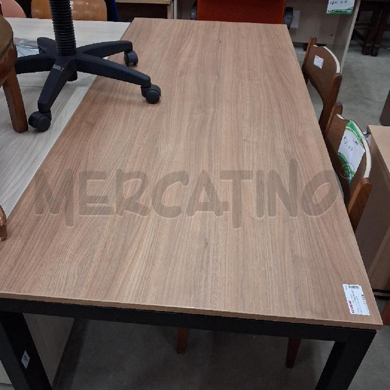 TAVOLO RETTANGOALRE VENATO MARRONE PIEDI NERI  | Mercatino dell'Usato San giorgio del sannio 1