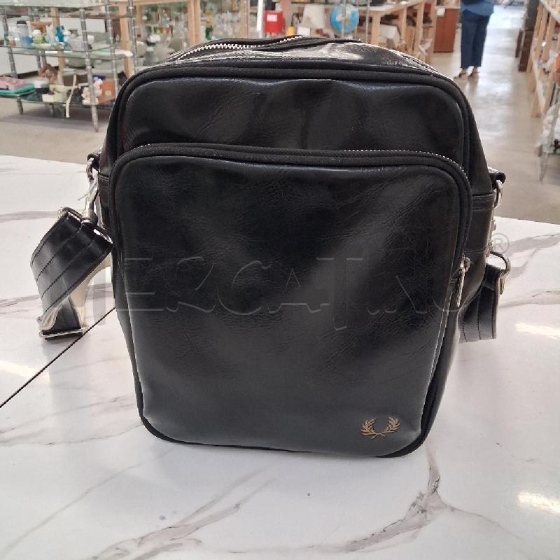 TRACOLLA UOMO PELLE FRED PERRY  | Mercatino dell'Usato San giorgio del sannio 1
