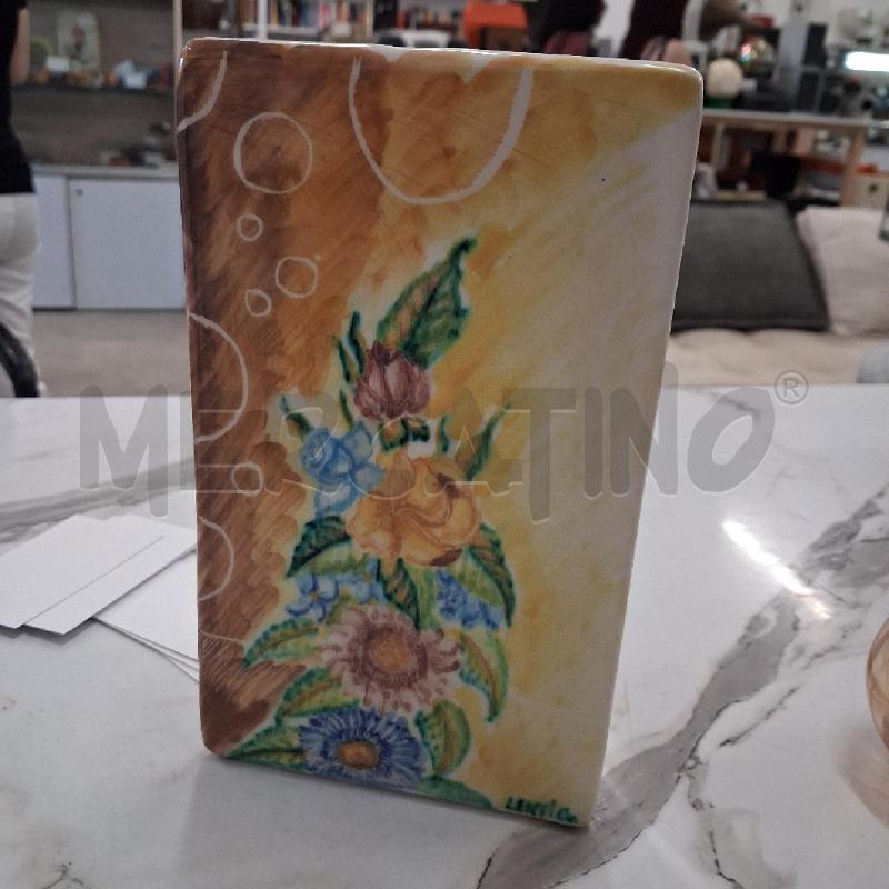 VASO TRIANGOLARE DECORO FIORI SU LATO LENTICO | Mercatino dell'Usato San giorgio del sannio 1