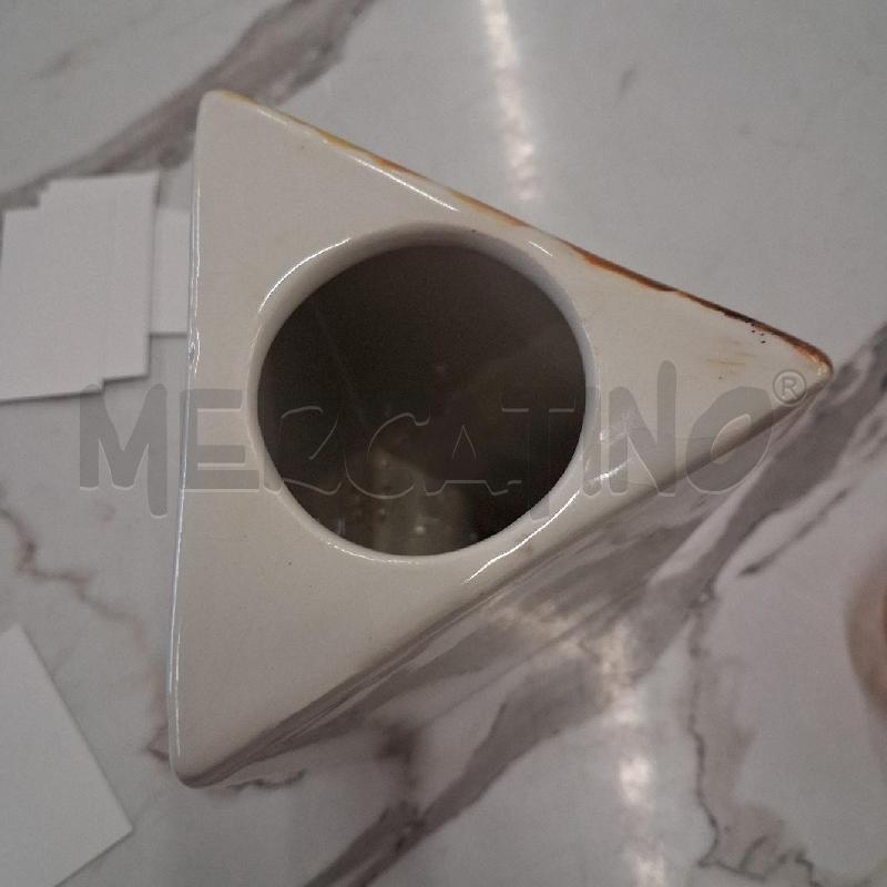 VASO TRIANGOLARE DECORO FIORI SU LATO LENTICO | Mercatino dell'Usato San giorgio del sannio 3