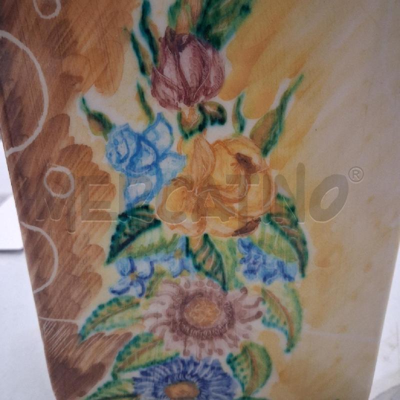 VASO TRIANGOLARE DECORO FIORI SU LATO LENTICO | Mercatino dell'Usato San giorgio del sannio 4