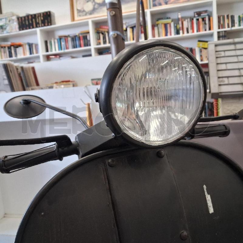 VESPA DA PARETE NERA CON FARO  | Mercatino dell'Usato San giorgio del sannio 3