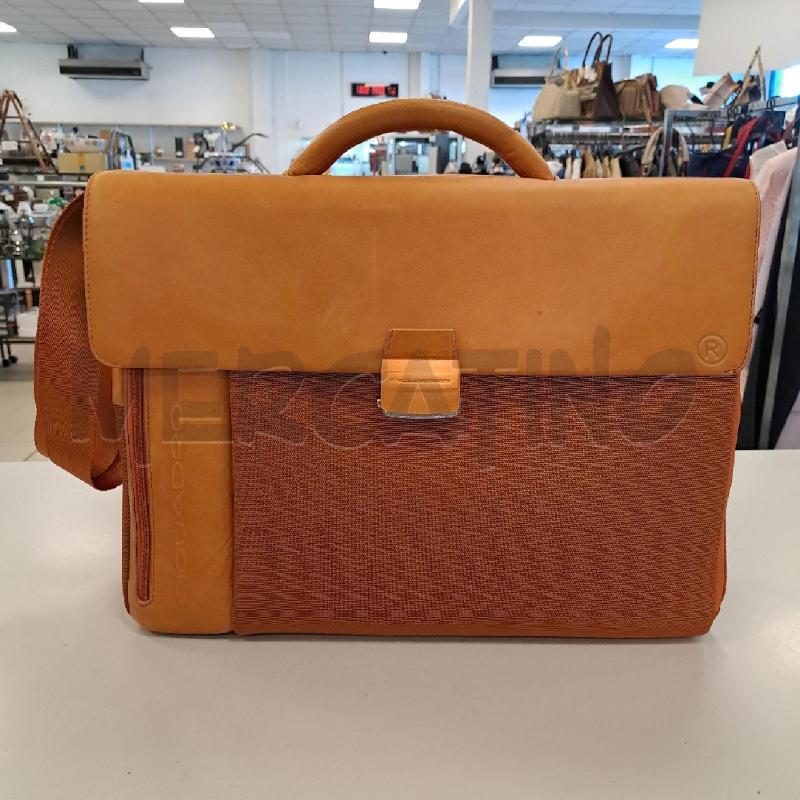 BORSA CARTELLA PIQUADRO ARANCIO PELLE E TELA CON TRACOLLA | Mercatino dell'Usato Bologna 1